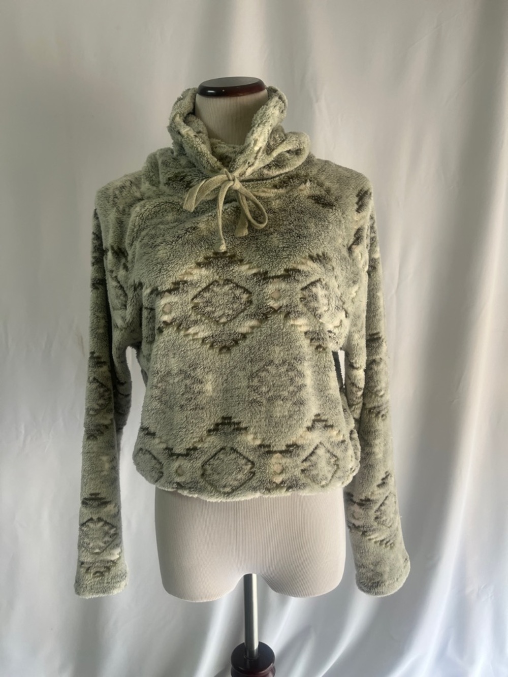 Derek Heart Sage Patterned Plush Cowl Pullover
